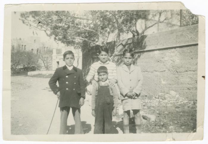أطفال من عائلتي ميخائيل ومغنم، 1950-1955