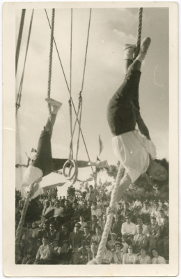 عبلة عرنكي وهي تمارس رياضة الجمباز في كلية بيزيت، 1962 