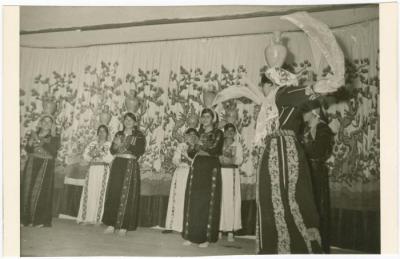 طالبات يقدمن عرضاَ  للدبكة في مدرسة إناث بيرزيت الإعدادية،1971 
