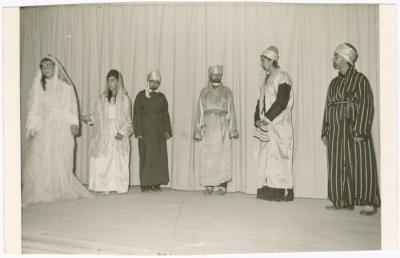 مشهد من مسرحية "الإبن الضال" في مدرسة إناث بيرزيت الإعدادية، 1971

