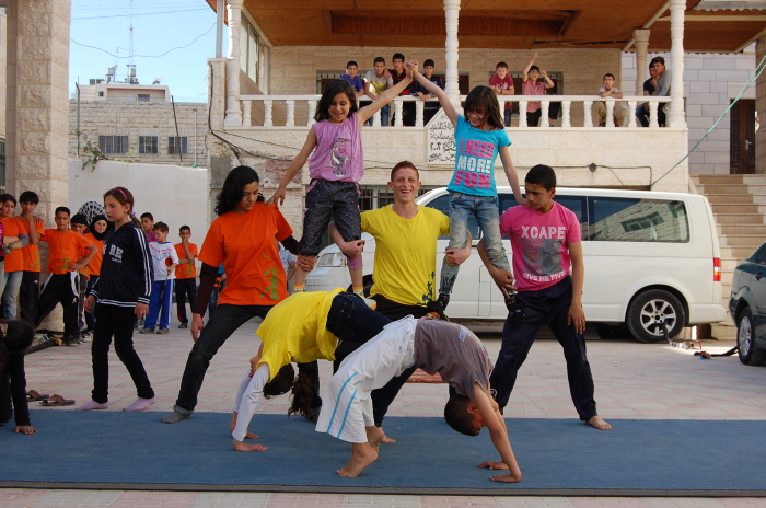 ملمح من يوم مفتوح نفذته مدرسة سيرك فلسطين في الخليل