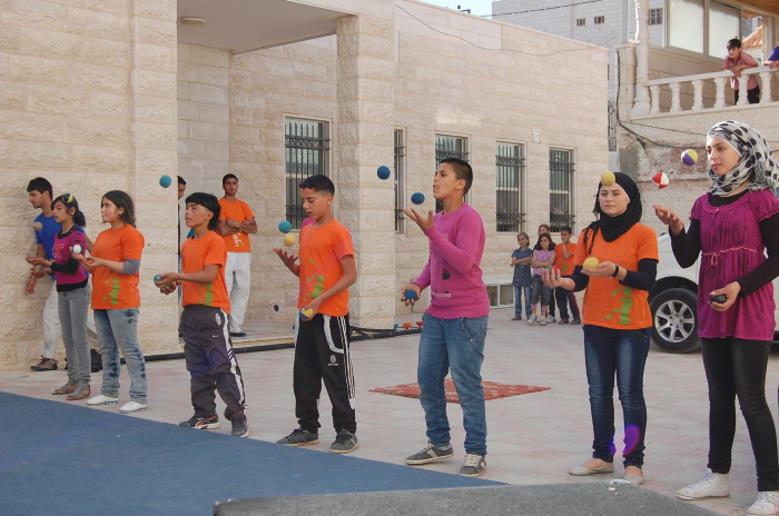 ملمح من يوم مفتوح نفذته مدرسة سيرك فلسطين في الخليل