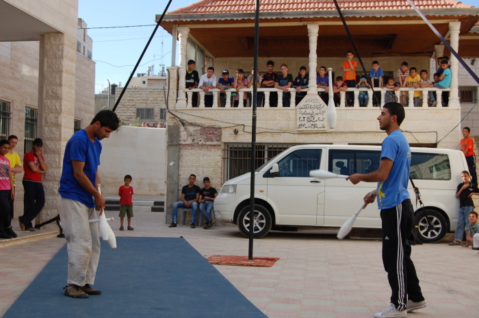 ملمح من يوم مفتوح نفذته مدرسة سيرك فلسطين في الخليل