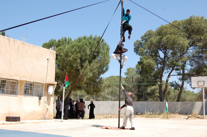 صورة من يومٍ مفتوح لمدرسة سيرك فلسطين في جنين، 2012
