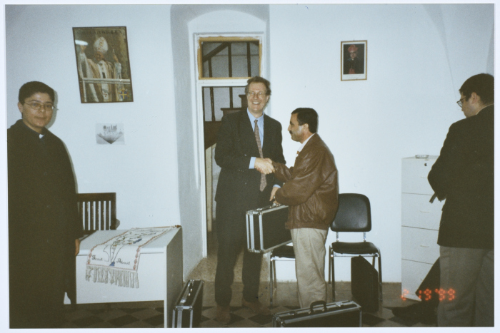 زائر أجنبي في زيارة لكشافة قرية عابود