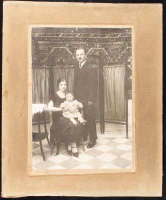 أمين قعوار برفقة زوجته ماري كزما وابنهما كامل، القدس، 1924