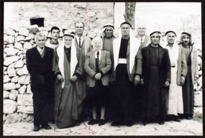 عزيزة داوود برفقة وجهاء من قرية عابود، رام الله