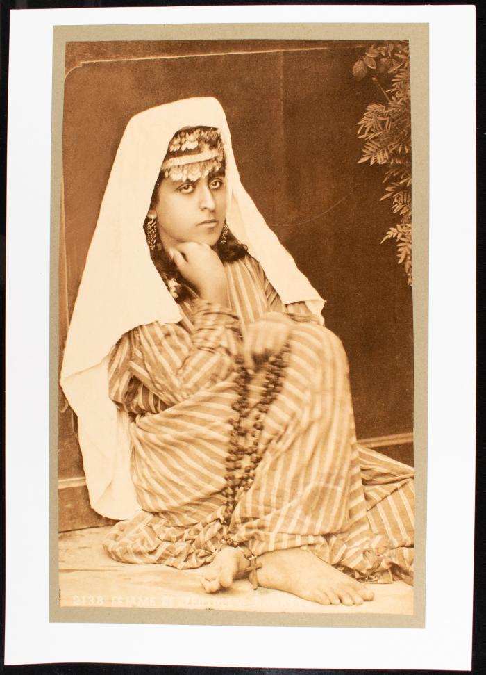 امرأة بالزي المطرز الخاص بمدينة القدس، 1920-1929