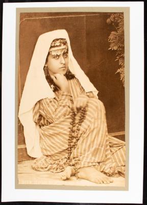 امرأة بالزي المطرز الخاص بمدينة القدس، 1920-1929