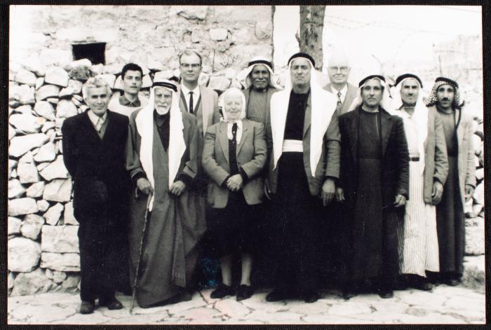 عزيزة داوود برفقة وجهاء من قرية عابود، رام الله