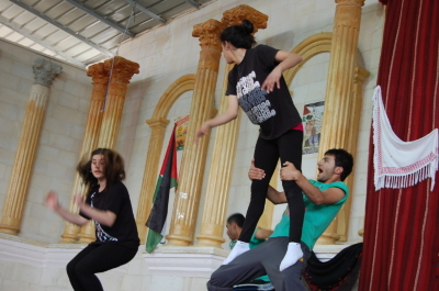ملمح من عرض لمدرسة سيرك فلسطين في جنين