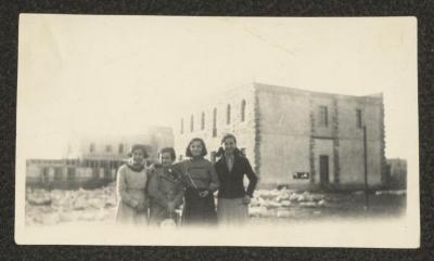 عصمت نسيبة و صديقاتها، القدس، 1936