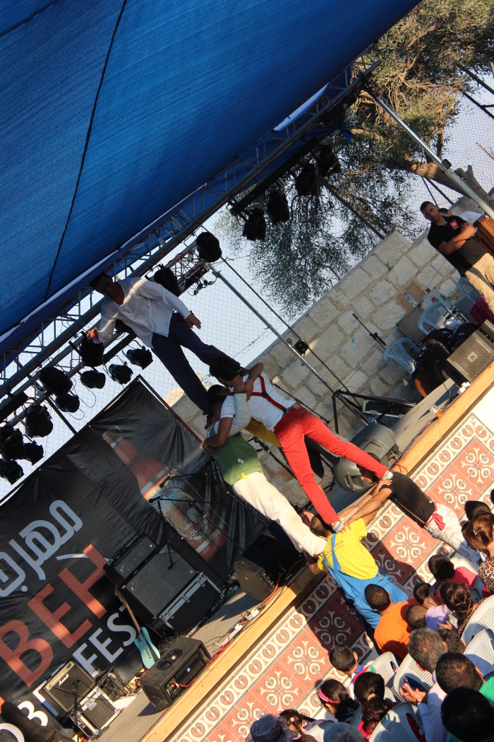 ملمح من عرض لمدرسة سيرك فلسطين في مهرجان الطيبة