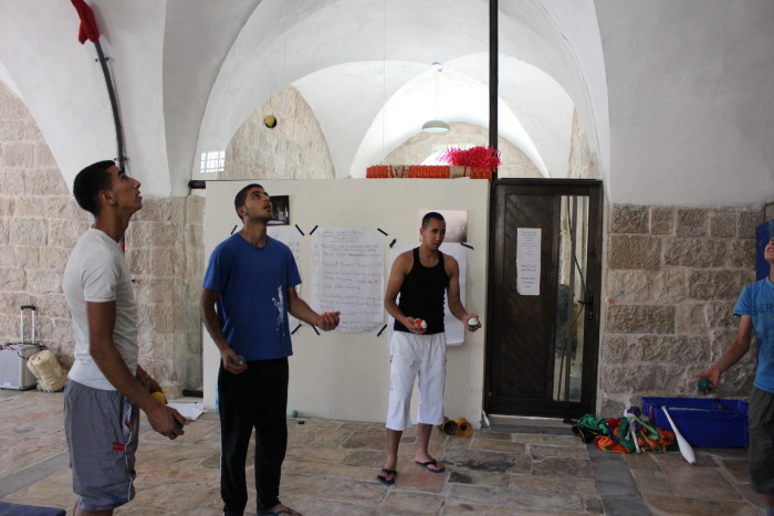 صورة من مدرسة صيفيَّة نظمتها مدرسة سيرك فلسطين في بيرزيت، 2012
