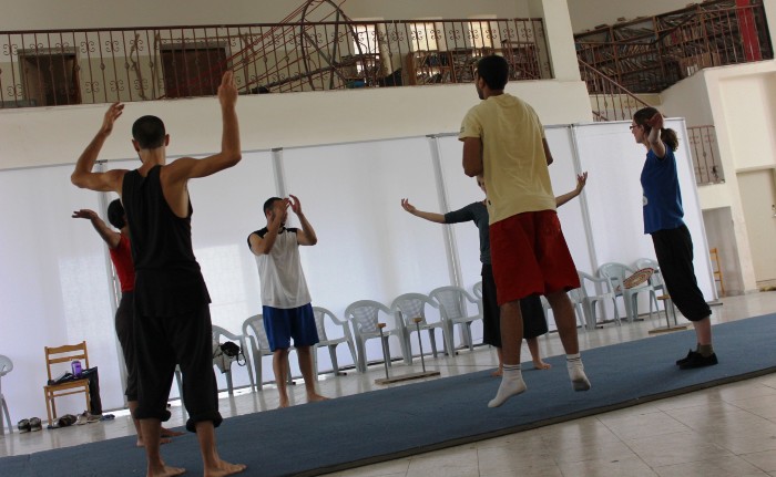 صورة من مدرسة صيفيَّة نظمتها مدرسة سيرك فلسطين في بيرزيت، 2012