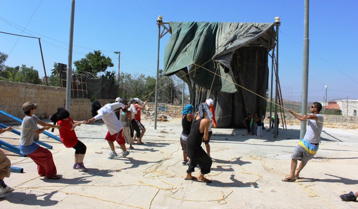 صورة من مدرسة صيفيَّة نظمتها مدرسة سيرك فلسطين في بيرزيت، 2012