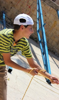 صورة من مدرسة صيفيَّة نظمتها مدرسة سيرك فلسطين في بيرزيت، 2012