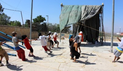 صورة من مدرسة صيفيَّة نظمتها مدرسة سيرك فلسطين في بيرزيت، 2012