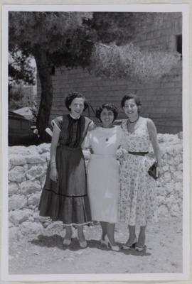 سامية ناصر برفقة صديقتيها، 1950-1955