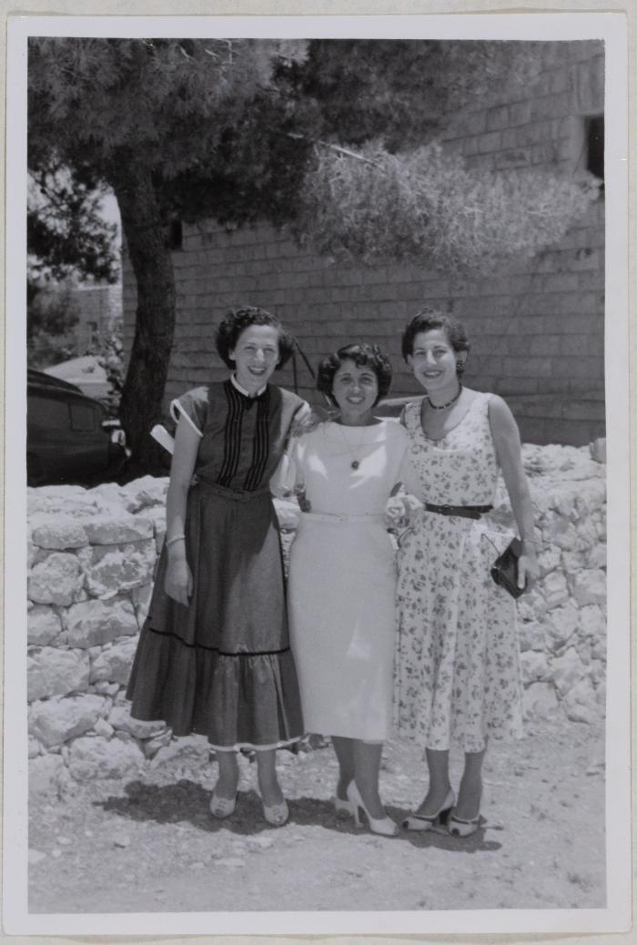 سامية ناصر برفقة صديقتيها، 1950-1955