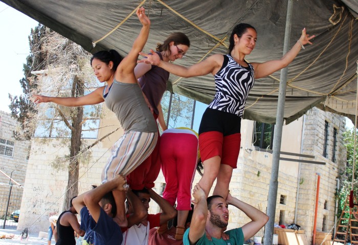 صورة من مدرسة صيفيَّة نظمتها مدرسة سيرك فلسطين في بيرزيت، 2012
