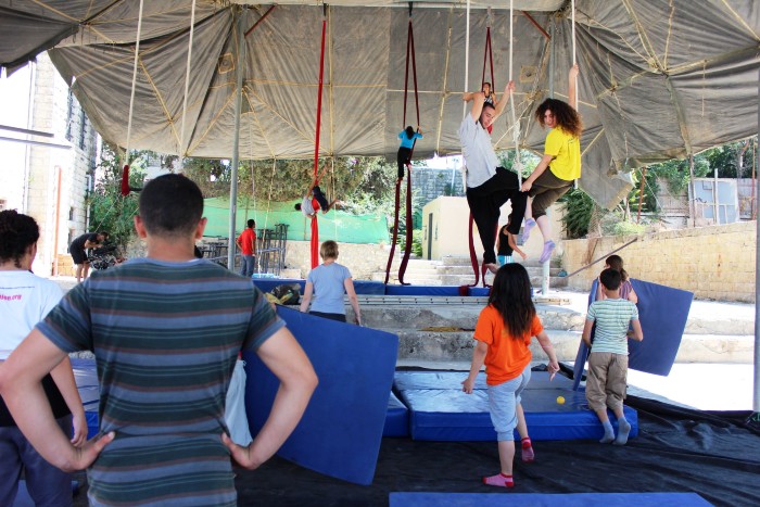 صورة من مدرسة صيفيَّة نظمتها مدرسة سيرك فلسطين في بيرزيت، 2012