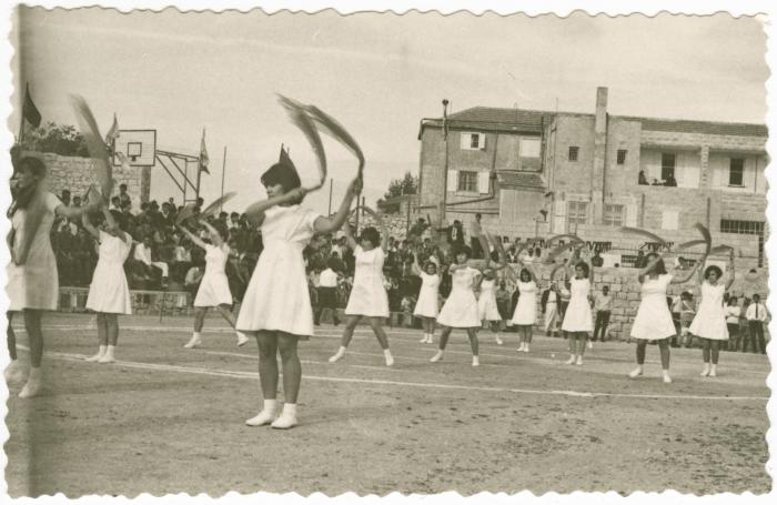 طالبات يؤدين تمارين إيقاعية، كلية بيرزيت، 1967