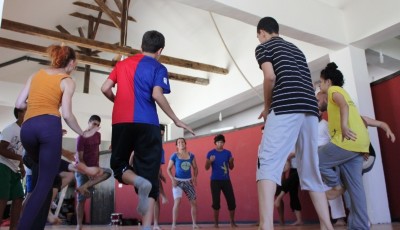 صورة من مدرسة صيفيَّة نظمتها مدرسة سيرك فلسطين في بيرزيت، 2012