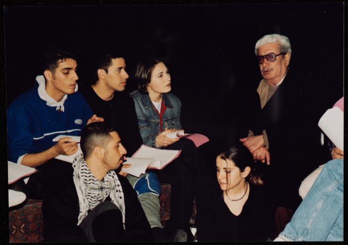 شكيب جهشان برفقة ممثلي مسرحية 