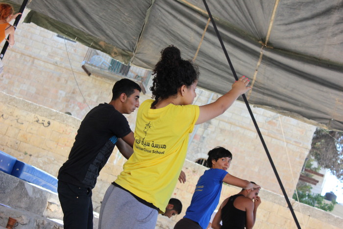 صورة من مدرسة صيفيَّة نظمتها مدرسة سيرك فلسطين في بيرزيت، 2012