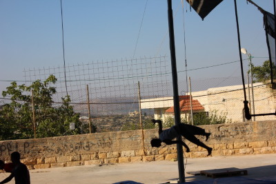 صورة من مدرسة صيفيَّة نظمتها مدرسة سيرك فلسطين في بيرزيت، 2012