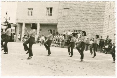  طالبات من كلية بيرزيت  يتدربن على الرقص الحديث، 1967