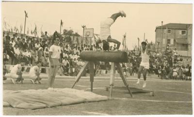 عرض جمباز على الحصان الخشبي، كلية بيرزيت، 1966
