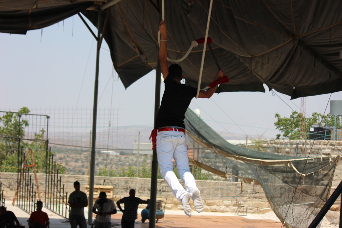 صورة من مدرسة صيفيَّة نظمتها مدرسة سيرك فلسطين في بيرزيت، 2012