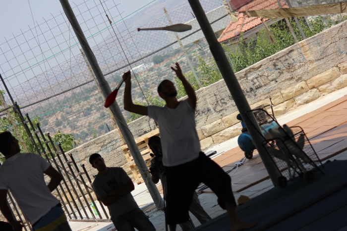 صورة من مدرسة صيفيَّة نظمتها مدرسة سيرك فلسطين في بيرزيت، 2012