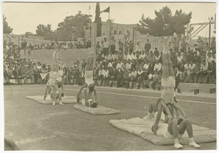 مجموعة طلاب يؤدون حركات جمباز جماعية في أحد المهرجانات الرياضية، 1966