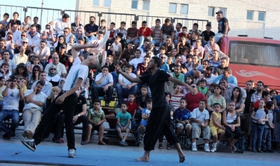 صورة من مدرسة صيفيَّة نظمتها مدرسة سيرك فلسطين في بيرزيت، 2012
