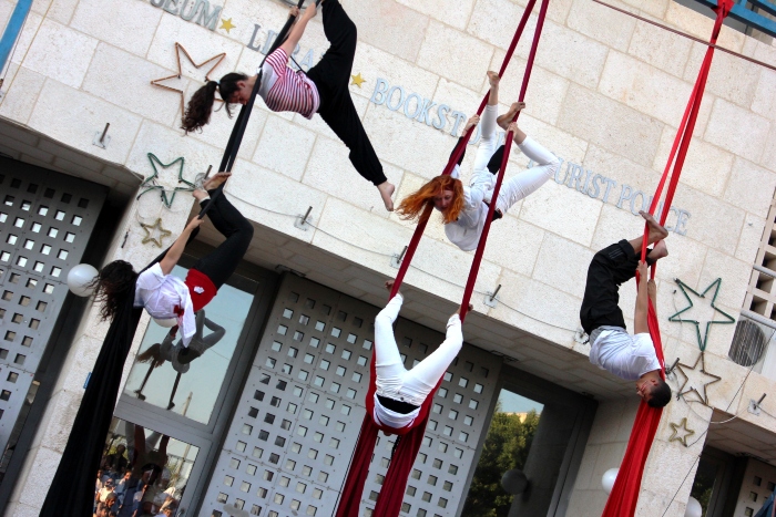 صورة من مدرسة صيفيَّة نظمتها مدرسة سيرك فلسطين في بيرزيت، 2012