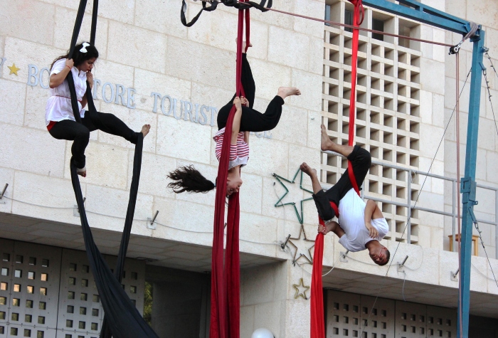 صورة من مدرسة صيفيَّة نظمتها مدرسة سيرك فلسطين في بيرزيت، 2012