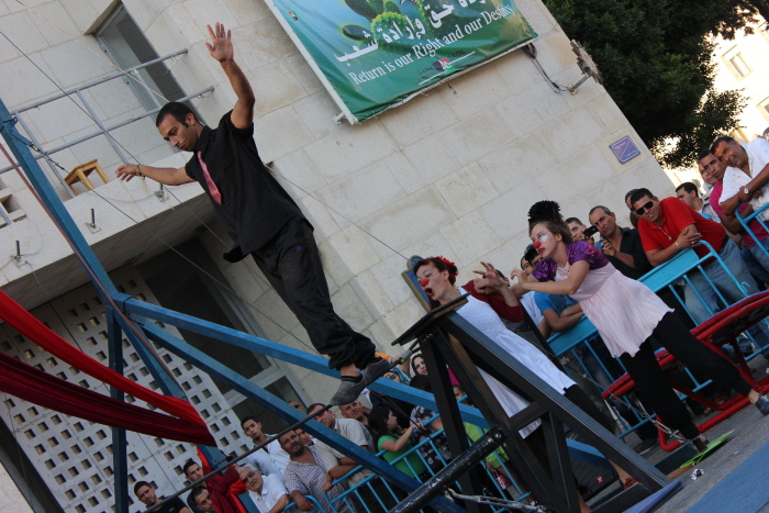 صورة من مدرسة صيفيَّة نظمتها مدرسة سيرك فلسطين في بيرزيت، 2012