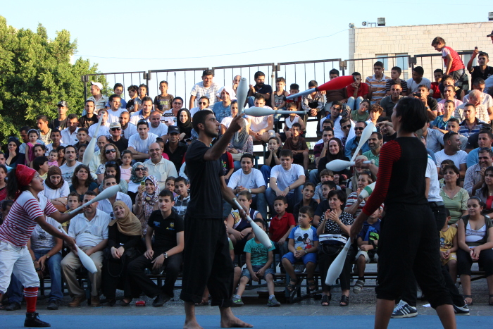 صورة من مدرسة صيفيَّة نظمتها مدرسة سيرك فلسطين في بيرزيت، 2012