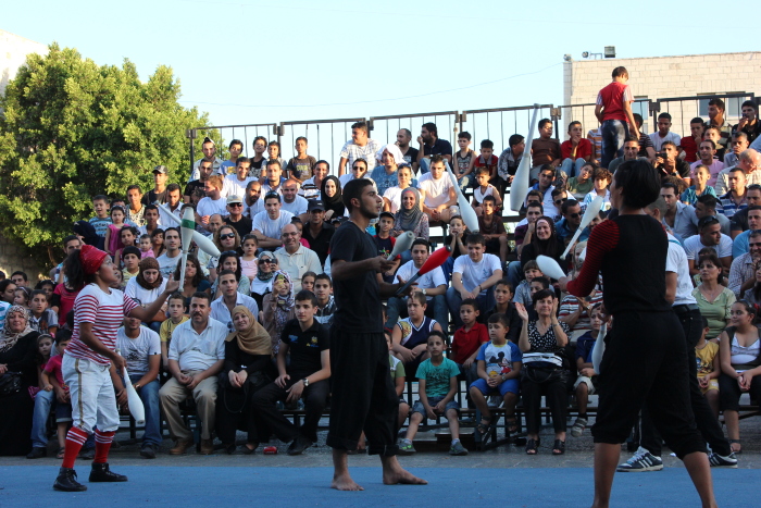صورة من مدرسة صيفيَّة نظمتها مدرسة سيرك فلسطين في بيرزيت، 2012