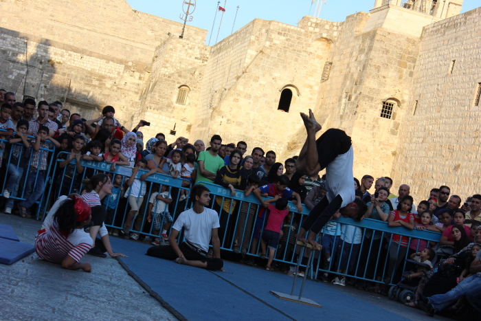 صورة من مدرسة صيفيَّة نظمتها مدرسة سيرك فلسطين في بيرزيت، 2012