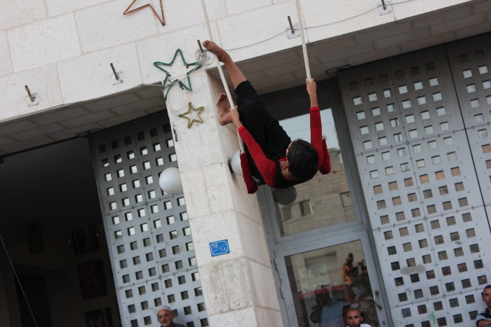 صورة من مدرسة صيفيَّة نظمتها مدرسة سيرك فلسطين في بيرزيت، 2012