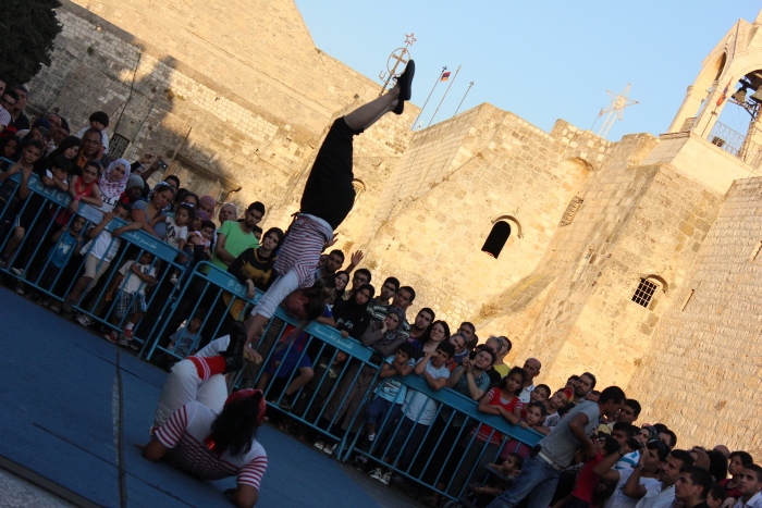 صورة من مدرسة صيفيَّة نظمتها مدرسة سيرك فلسطين في بيرزيت، 2012