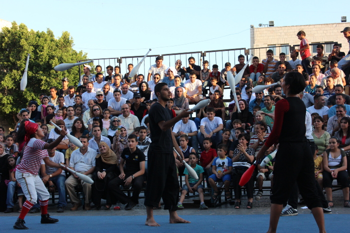 صورة من مدرسة صيفيَّة نظمتها مدرسة سيرك فلسطين في بيرزيت، 2012