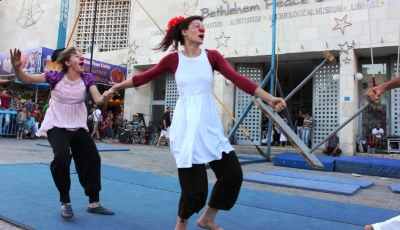صورة من مدرسة صيفيَّة نظمتها مدرسة سيرك فلسطين في بيرزيت، 2012