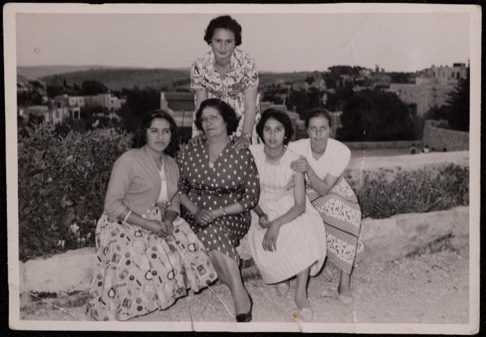 جانيت ميخائيل مع عمتها جميلة ميخائيل وزميلاتها، 1959
