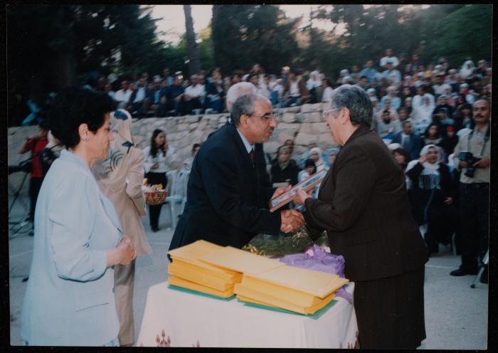 جانيت ميخائيل تتسلم وسام تكريم، 2004
