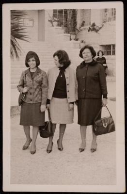 معلمتان في مدرسة رام الله الثانوية برفقة جميلة ميخائيل، 1969